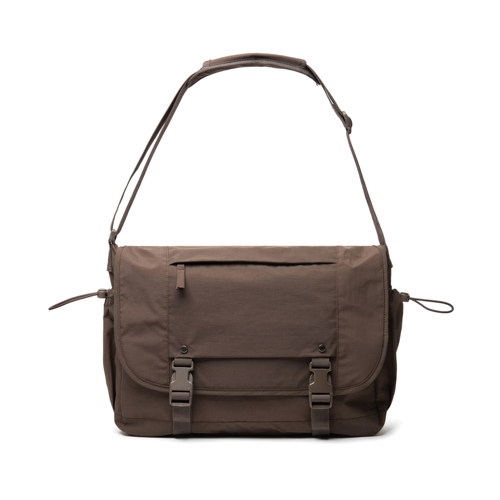 bruin (± PMS 4273C)